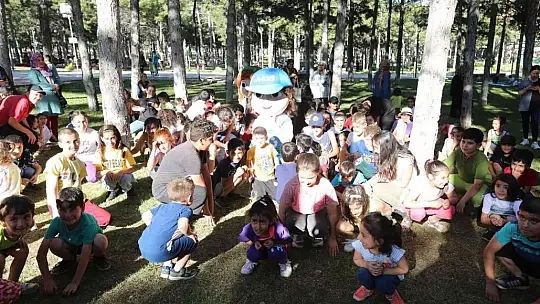 Elazığ çocuklar hem çevreyi temizledi hem eğlendi