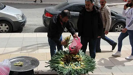 Elazığ'da 'Çiriş' ve 'Kenger' otu, tezgahlardaki yerini aldı