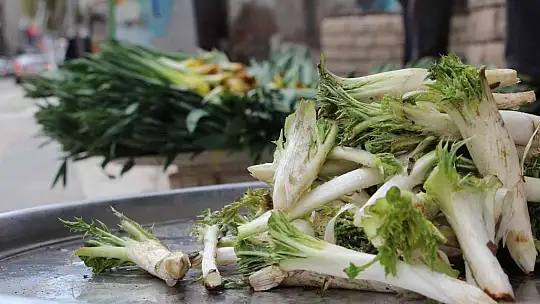 Elazığ'da 'Çiriş' ve 'Kenger' otu, tezgahlardaki yerini aldı