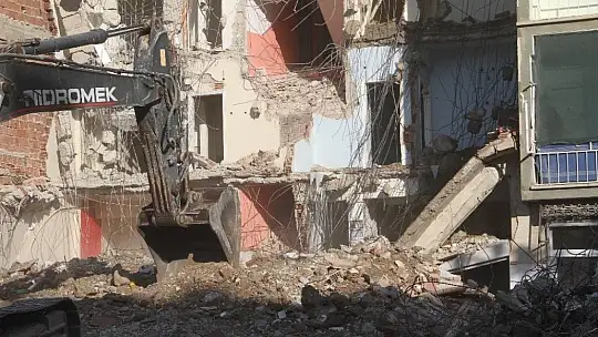 Korna sesi ile 4 katlı bina yıkıldı