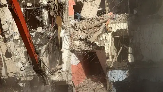 Korna sesi ile 4 katlı bina yıkıldı