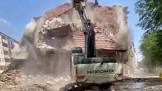 Korna sesi ile 4 katlı bina yıkıldı