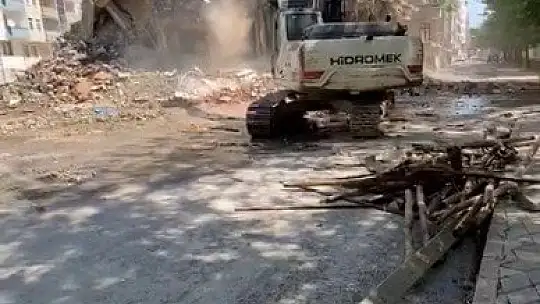 Korna sesi ile 4 katlı bina yıkıldı