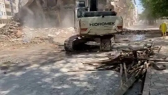 Korna sesi ile 4 katlı bina yıkıldı