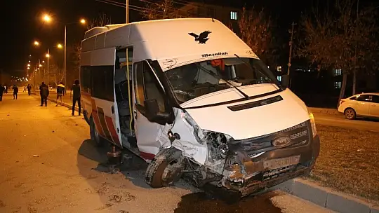 Elazığ'da minibüs ile otomobili çarpıştı: 5 yaralı