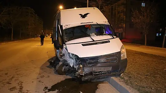 Elazığ'da minibüs ile otomobili çarpıştı: 5 yaralı