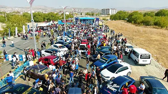 Elazığ'da 'Modifiyeli Araç ve Motosiklet Festivali' renkli görüntülere sahne oldu
