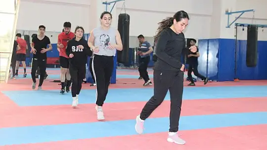 Elazığ'da boksörler oruçlarını tutup, antrenmanlarını aksatmıyor