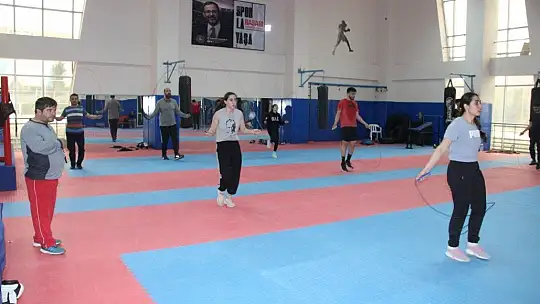 Elazığ'da boksörler oruçlarını tutup, antrenmanlarını aksatmıyor