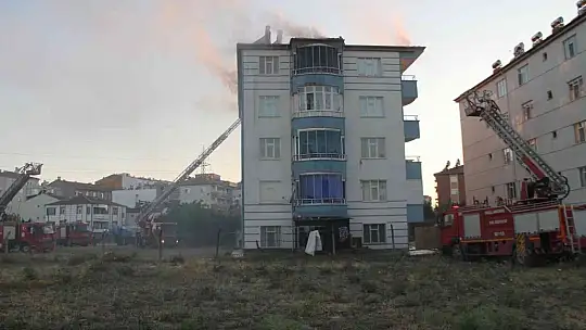 Elazığ'da çatı yangını 1 saatlik çalışmayla söndürüldü