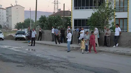Elazığ'da çatı yangını 1 saatlik çalışmayla söndürüldü