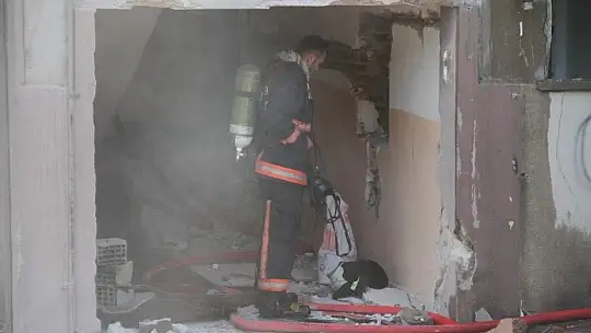Elazığ'da çatı yangını 2 binaya sıçradı