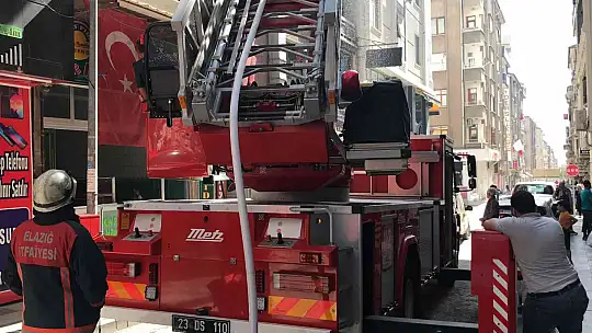 Elazığ'da çatı yangını, büyümeden söndürüldü