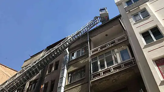 Elazığ'da çatı yangını, büyümeden söndürüldü