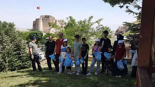 Elazığ'da çocuklar ve gönüllüler Harput'u temizledi