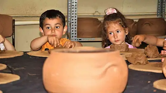 Elazığ'da çömlekler minik ellerde şekilleniyor