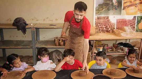 Elazığ'da çömlekler minik ellerde şekilleniyor