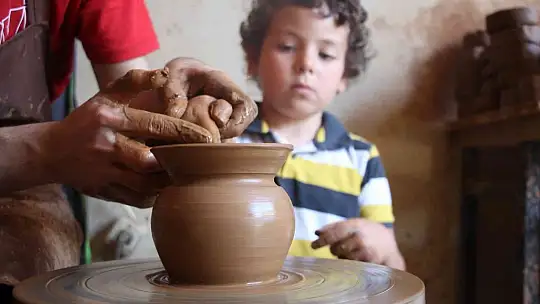 Elazığ'da çömlekler minik ellerde şekilleniyor