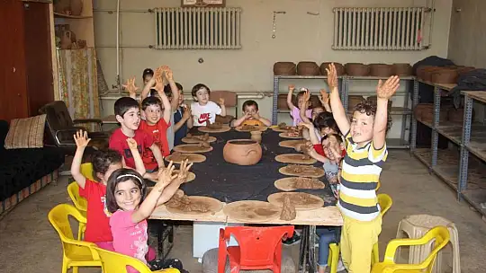 Elazığ'da çömlekler minik ellerde şekilleniyor