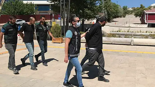 Elazığ'da dedektör köpeği 'Alex' uyuşturucu tacirlerine geçit vermedi: 2 gözaltı