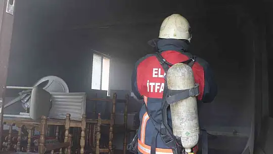 Elazığ'da depoda çıkan yangında 1 kişi dumandan etkilendi