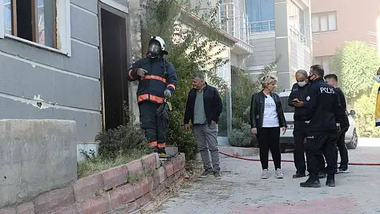 Elazığ'da depoda çıkan yangında 1 kişi dumandan etkilendi