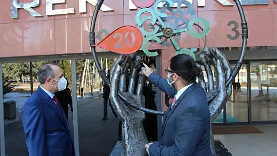 Elazığ'da depremde enkazdan toplanan parçalarla 'Deprem Anıtı'