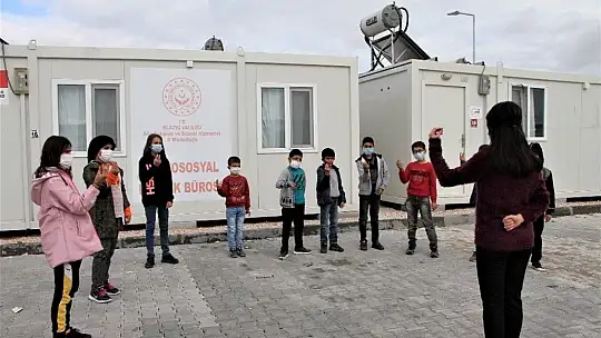 Elazığ'da depremzede çocuklardan, İzmirli akranlarına 'sessiz' destek