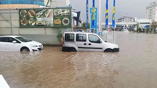 Elazığ'da ev ve iş yerlerini su bastı, mahsur kalanları itfaiye botla kurtardı