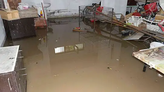 Elazığ'da ev ve iş yerlerini su bastı, mahsur kalanları itfaiye botla kurtardı