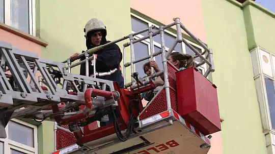 Elazığ'da ev yangını: 6 kişi itfaiye tarafından kurtarıldı