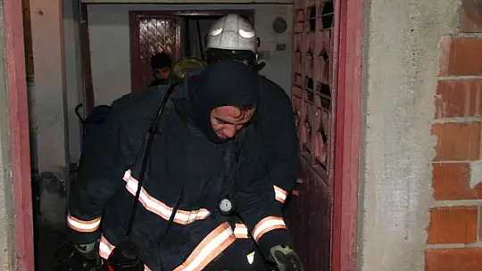 Elazığ'da ev yangınında 1 kişi dumandan etkilendi