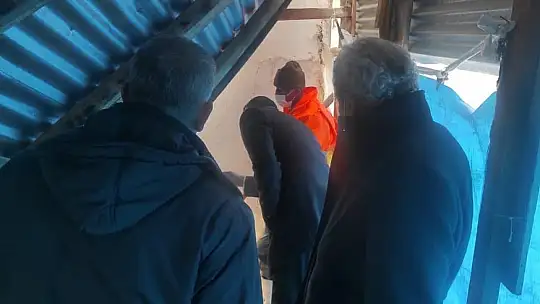 Elazığ'da evin çatısı biriken kar nedeniyle çöktü