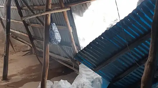 Elazığ'da evin çatısı biriken kar nedeniyle çöktü