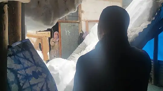 Elazığ'da evin çatısı biriken kar nedeniyle çöktü