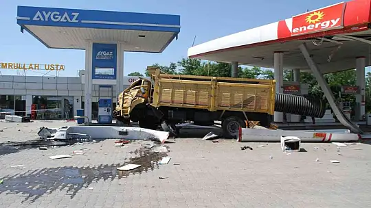 Elazığ'da facianın eşiğinden dönüldü, otomobile çarpan kamyon akaryakıt istasyonuna girdi: 5 yaralı