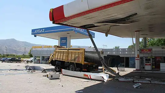 Elazığ'da facianın eşiğinden dönüldü, otomobile çarpan kamyon akaryakıt istasyonuna girdi: 5 yaralı