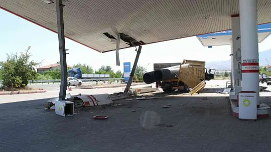 Elazığ'da facianın eşiğinden dönüldü, otomobile çarpan kamyon akaryakıt istasyonuna girdi: 5 yaralı