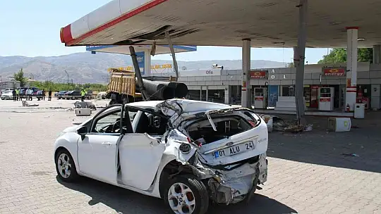 Elazığ'da facianın eşiğinden dönüldü, otomobile çarpan kamyon akaryakıt istasyonuna girdi: 5 yaralı