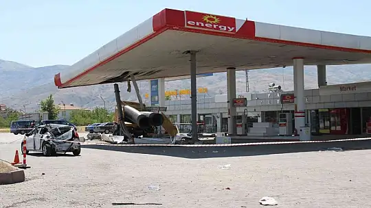 Elazığ'da facianın eşiğinden dönüldü, otomobile çarpan kamyon akaryakıt istasyonuna girdi: 5 yaralı