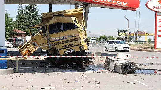 Elazığ'da facianın eşiğinden dönüldü, otomobile çarpan kamyon akaryakıt istasyonuna girdi: 5 yaralı