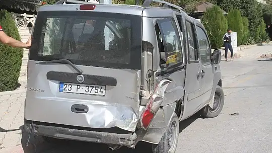 Hafif ticari araç ile otomobil çarpıştı: 3 yaralı
