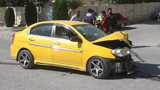 Hafif ticari araç ile otomobil çarpıştı: 3 yaralı