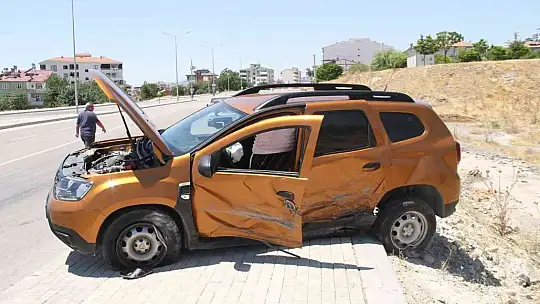 Elazığ'da hafif ticari araç ile otomobil çarpıştı: 7 yaralı