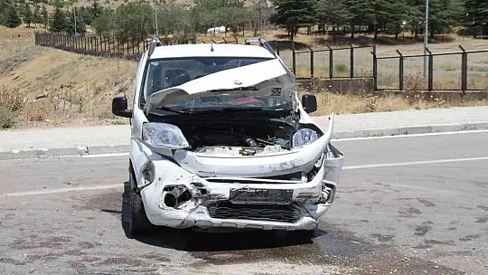 Elazığ'da hafif ticari araç ile otomobil çarpıştı: 7 yaralı