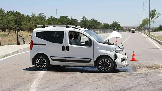 Elazığ'da hafif ticari araç ile otomobil çarpıştı: 7 yaralı