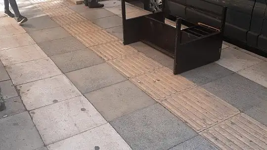 Elazığ'da hırsızlar fena faka bastı: Çaldıkları kapıyı, polisi görünce bırakıp kaçmaya çalıştılar