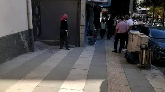 Elazığ'da hırsızlar fena faka bastı: Çaldıkları kapıyı, polisi görünce bırakıp kaçmaya çalıştılar