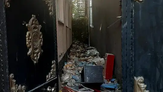 Elazığ'da hırsızlar fena faka bastı: Çaldıkları kapıyı, polisi görünce bırakıp kaçmaya çalıştılar