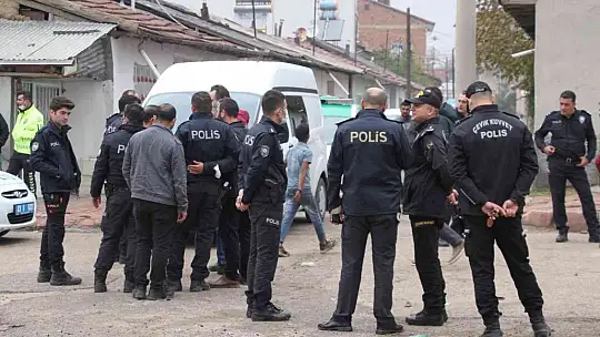 Elazığ'da iki aile arasında silahlı, kılıçlı, bijonlu kavga: 3 yaralı